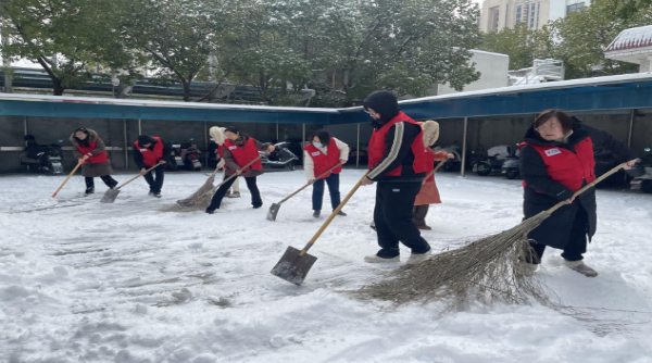 雪中有温情 红会显担当